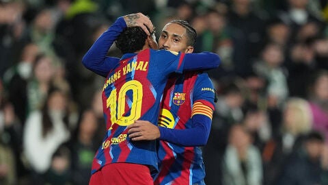 Lamine Yamal y Raphinha celebran la victoria del Bar&ccedil;a ante el Racing en Copa del Rey