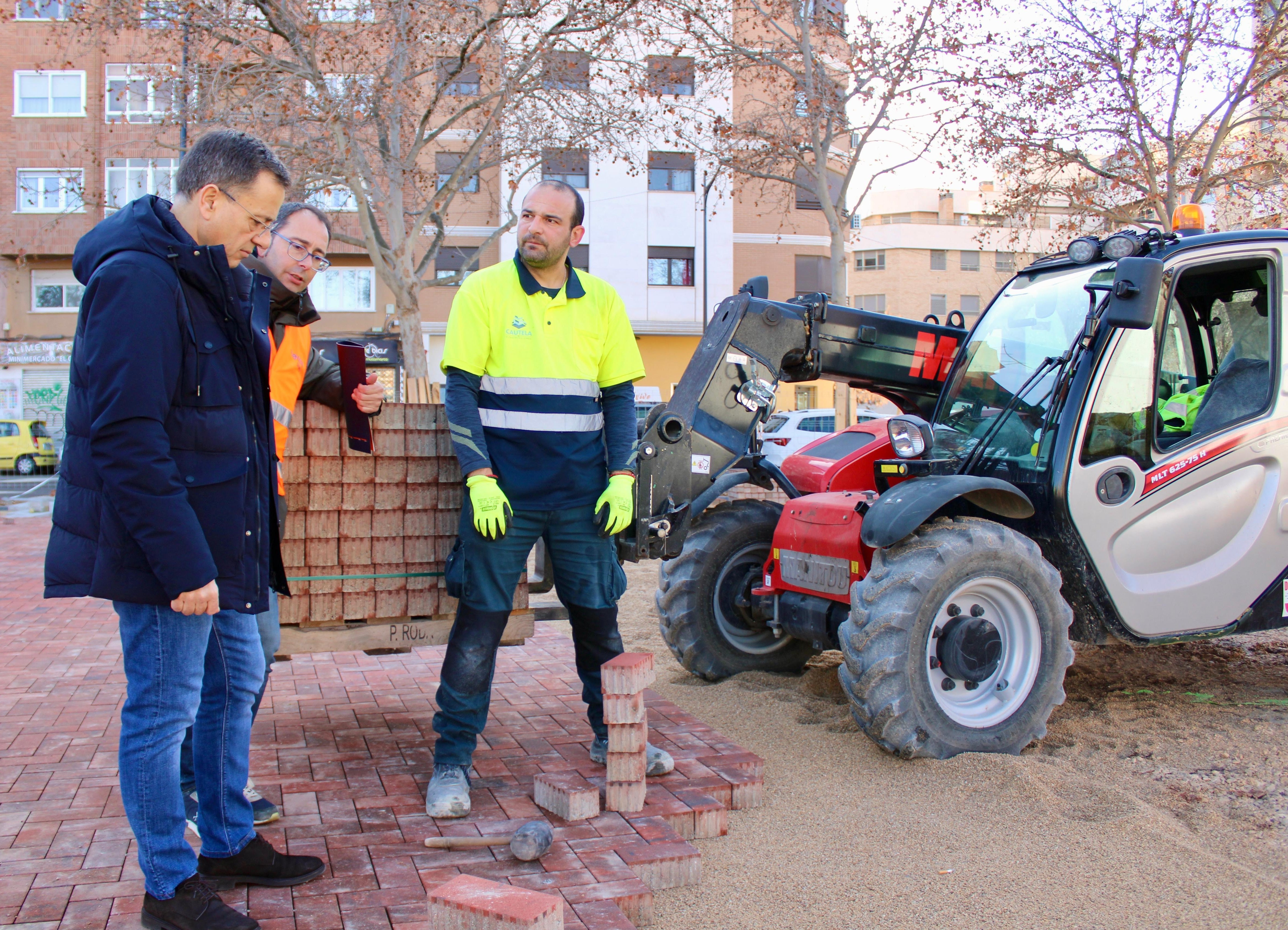Comienza la colocación de un adoquín similar al del resto del entorno ferial en unas obras "históricas" Comienza la colocación de un adoquín similar al del resto del entorno ferial en unas obras "históricas"