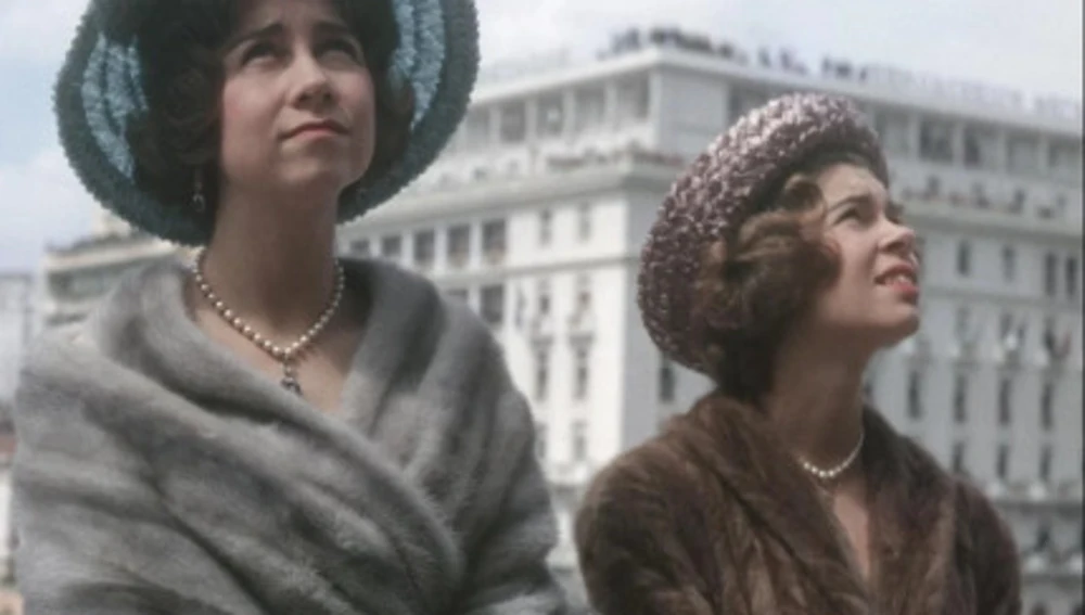 La princesa Irene junto a la reina Sofía, entonces princesa griega La princesa Irene junto a la reina Sofía, entonces princesa griega