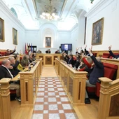 Aprobados por mayoría los Honores y Distinciones de Toledo para 2026, excepto IU PODEMOS que se opone. Aprobados por mayoría los Honores y Distinciones de Toledo para 2026, excepto IU PODEMOS que se opone.