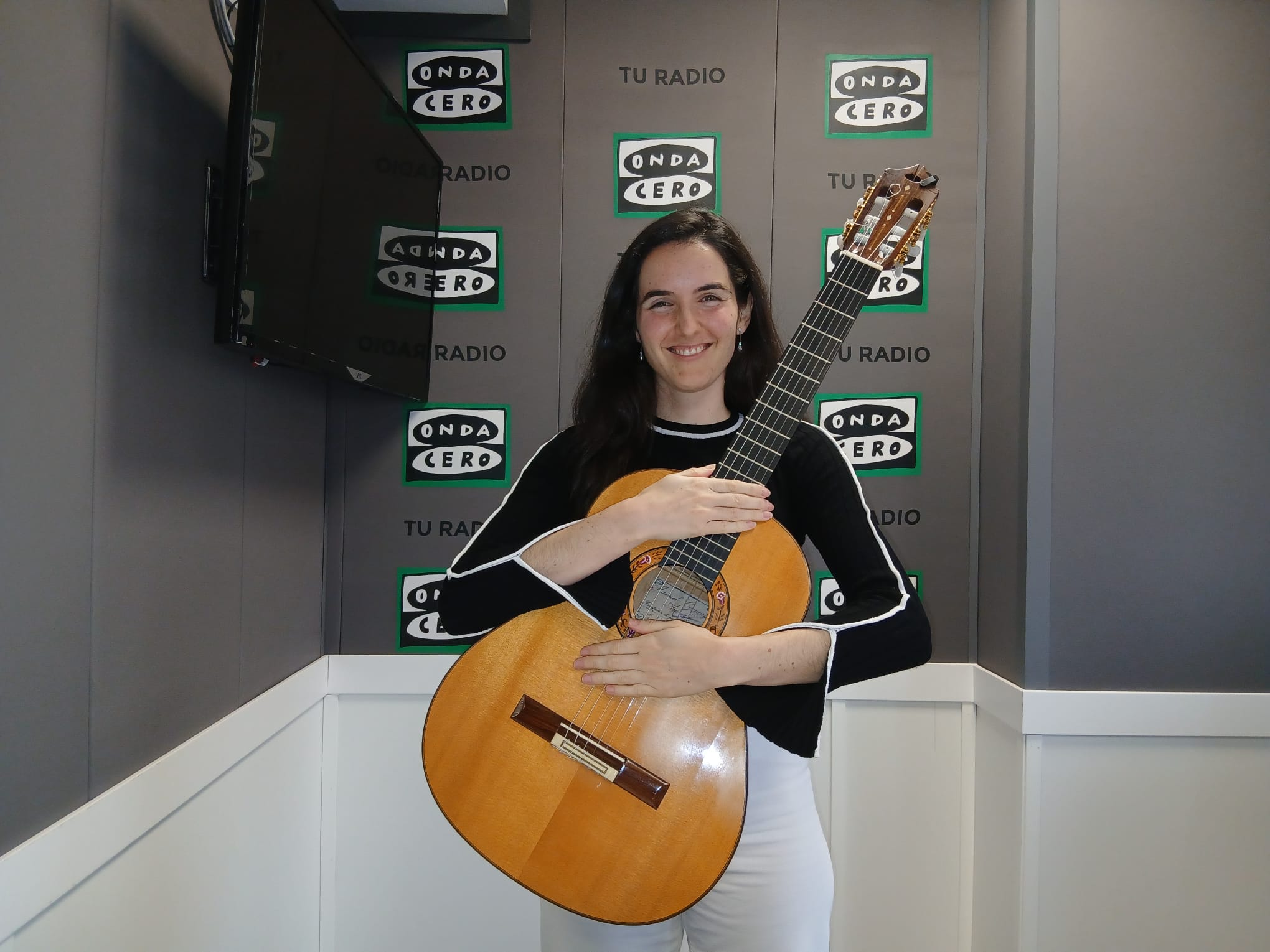 Un paseo por La Ribera con la guitarra de Teresa Jiménez Un paseo por La Ribera con la guitarra de Teresa Jiménez