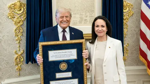 María Corina Machado entrega a Donald Trump su medalla del premio Nobel de la Paz María Corina Machado entrega a Donald Trump su medalla del premio Nobel de la Paz