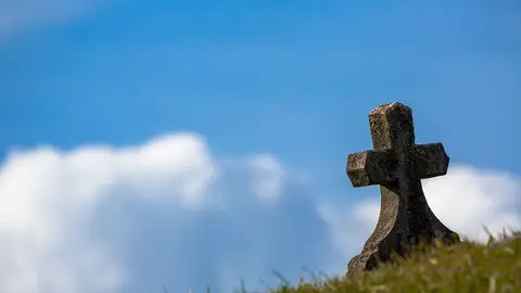 Tumba ¿Por qué después de morir el pelo y las uñas siguen creciendo?