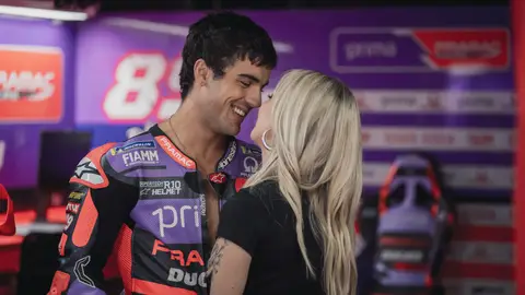 Luna (Ana Mena) y Edu (Óscar Casas) en un fotograma de 'Ídolos' Luna (Ana Mena) y Edu (Óscar Casas) en un fotograma de 'Ídolos'