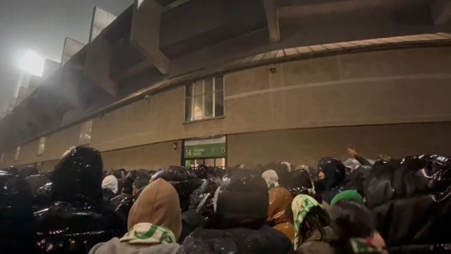 Aficionados del Rcaing esperando en las puertas del campo para entrar