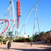 Operaris treballant en el desmuntatge de peces del Dragon Khan