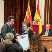 Momento del acto de distinción como Hija Adoptiva de Elche de Reme Sanz.