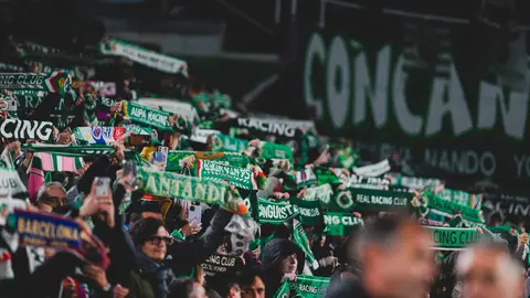 Aficionados del Racing en el partido frente al Barcelona de Copa del Rey Aficionados del Racing en el partido frente al Barcelona de Copa del Rey