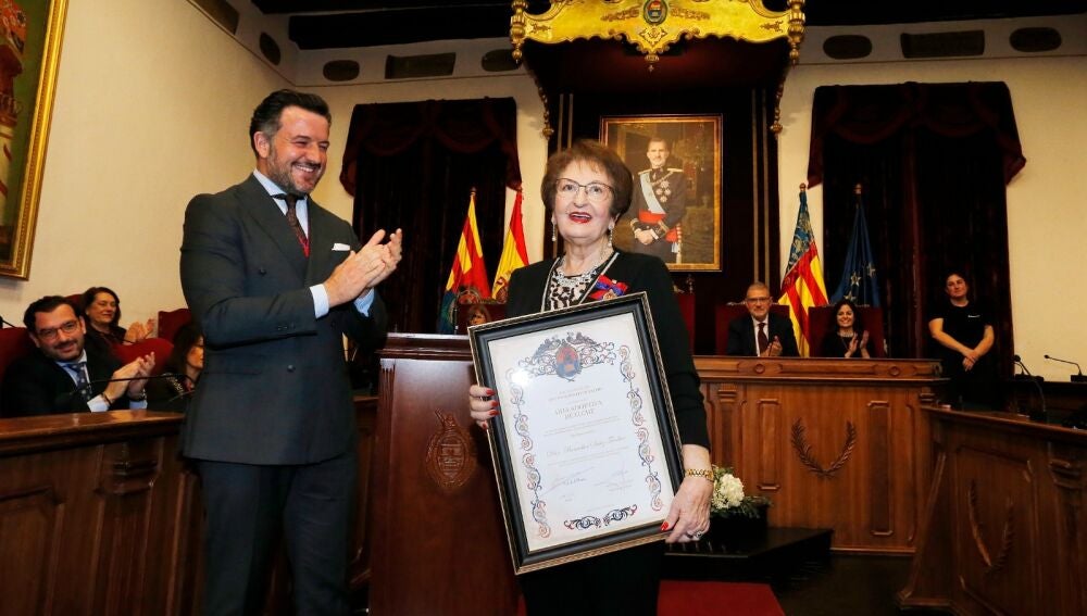 Reme Sanz tras ser distinguida como Hija Adoptiva de Elche.