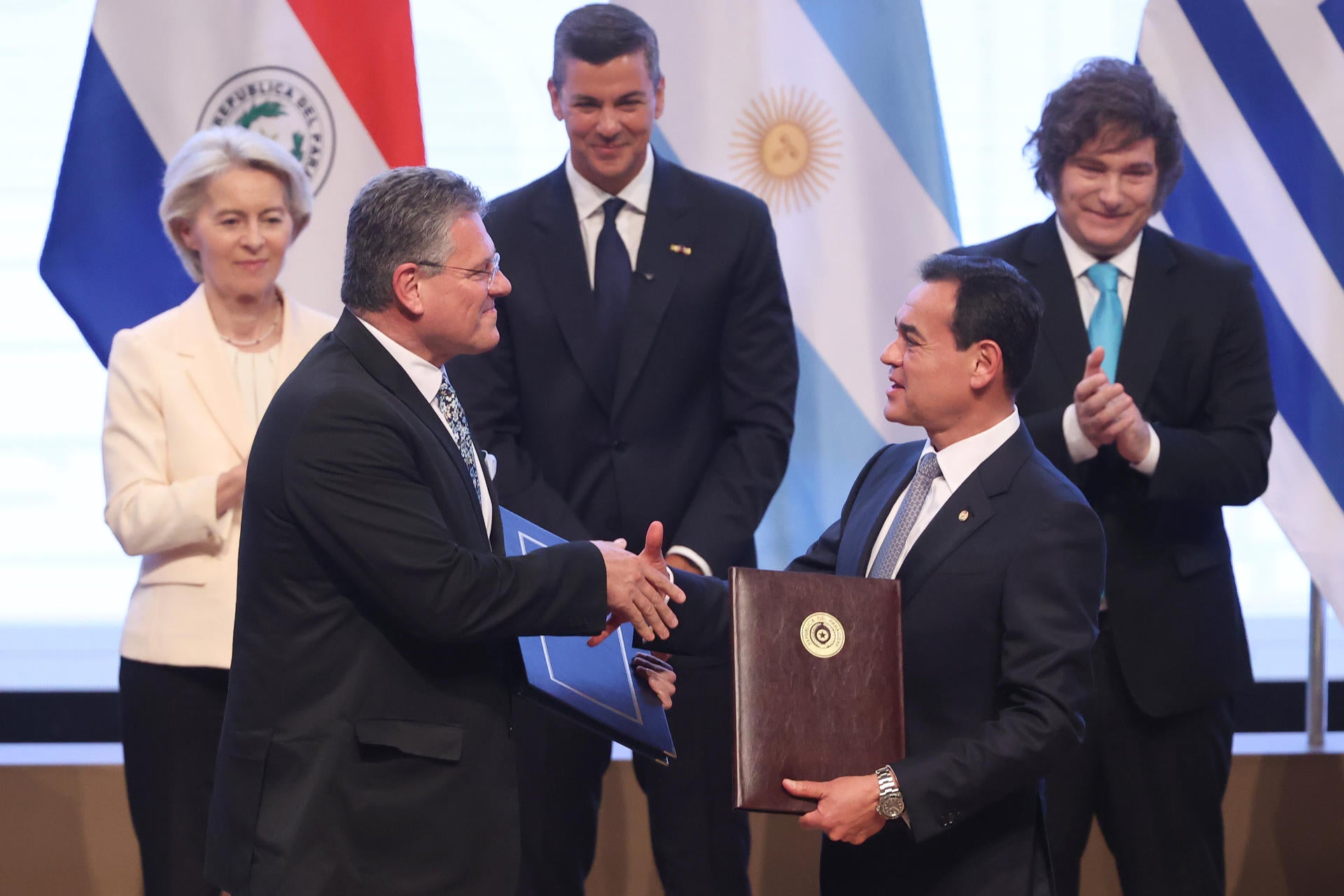 La UE y Mercosur firman un histórico acuerdo de libre comercio tras 26 años de negociaciones La UE y Mercosur firman un histórico acuerdo de libre comercio tras 26 años de negociaciones