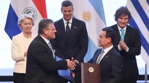 El Comisario de Comercio y Seguridad Económica; Relaciones Interinstitucionales y Transparencia de la Comisión Europea, Maroš Šefčovič (i) y el ministro de Relaciones Exteriores de Paraguay, Rubén Ramírez (d), se saludan tras la firma del acuerdo de libre comercio entre la Unión Europea y los países del Mercosur El Comisario de Comercio y Seguridad Económica; Relaciones Interinstitucionales y Transparencia de la Comisión Europea, Maroš Šefčovič (i) y el ministro de Relaciones Exteriores de Paraguay, Rubén Ramírez (d), se saludan tras la firma del acuerdo de libre comercio entre la Unión Europea y los países del Mercosur