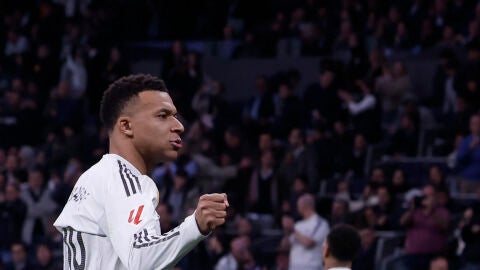 Kylian Mbapp&eacute; celebra su gol ante el Levante