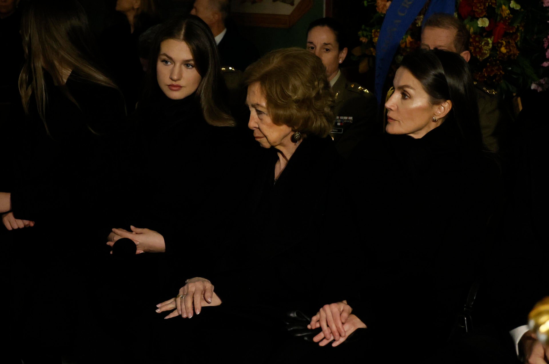 Así ha sido la despedida de la Familia Real a Irene de Grecia en Madrid: bajo la lluvia y sin Juan Carlos I Así ha sido la despedida de la Familia Real a Irene de Grecia en Madrid: bajo la lluvia y sin Juan Carlos I