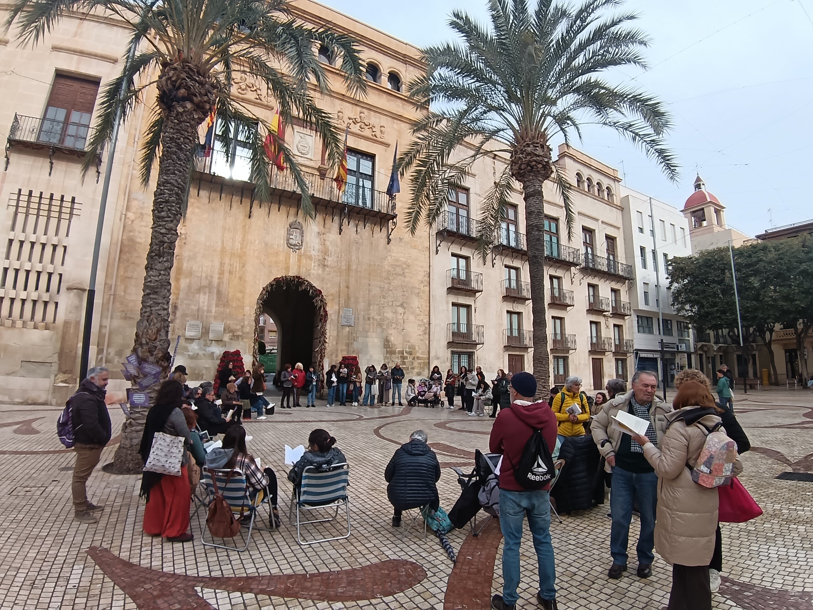 El Club de la Lectura de la Casa de la Dona de Elche se sienta a leer junto al Ayuntamiento para exigir la reapertura de ese espacio El Club de la Lectura de la Casa de la Dona de Elche se sienta a leer junto al Ayuntamiento para exigir la reapertura de ese espacio