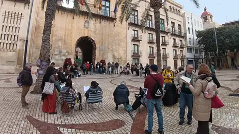 Concentración en la plaça de Baix del Club de la Lectura de la Casa de la Dona de Elche. Concentración en la plaça de Baix del Club de la Lectura de la Casa de la Dona de Elche.