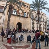 Concentración en la plaça de Baix del Club de la Lectura de la Casa de la Dona de Elche.