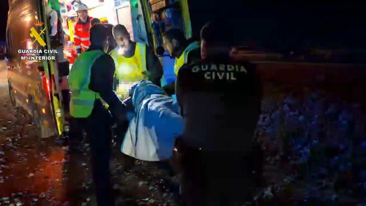 Gonzalo, el vendedor de cupones que rescató a los primeros heridos del tren en Adamuz con su quad: "La alambrada la rompí yo" Gonzalo, el vendedor de cupones que rescató a los primeros heridos del tren en Adamuz con su quad: "La alambrada la rompí yo"
