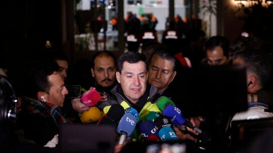Juanma Moreno, compareciendo anoche ante los medios en Adamuz.