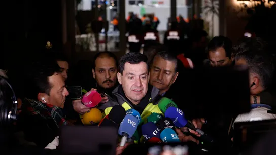 Juanma Moreno, compareciendo anoche ante los medios en Adamuz. Juanma Moreno, compareciendo anoche ante los medios en Adamuz.