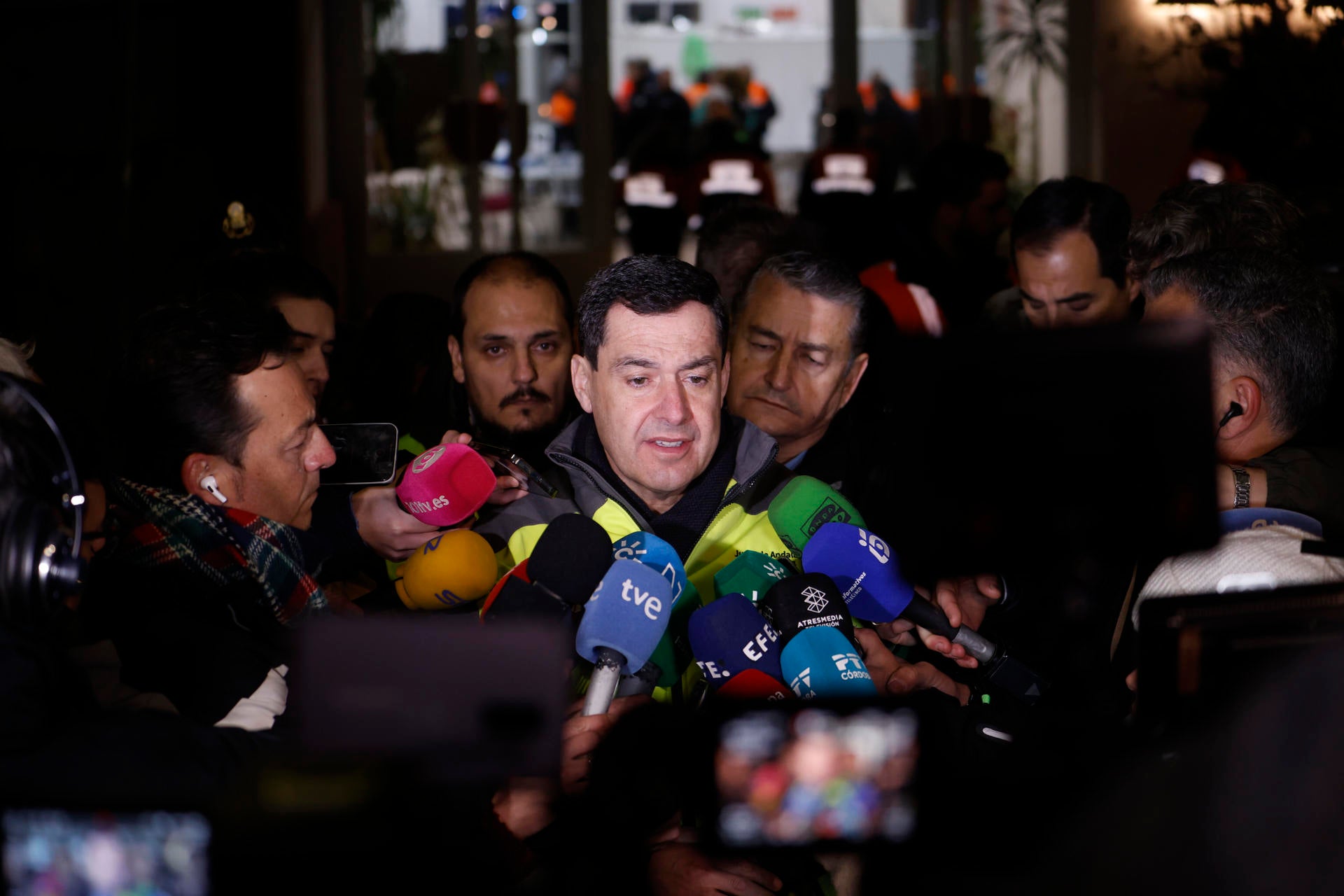 Juanma Moreno explica la complejidad de las labores de rescate e identificación de las víctimas: "El impacto ha sido brutal" Juanma Moreno explica la complejidad de las labores de rescate e identificación de las víctimas: "El impacto ha sido brutal"