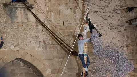 Accidentada subida al 'Pi' de Pollença al ser más corto de lo normal Joan Rebassa, nacido en 2008, corona un 'Pi de Sant Antoni' más corto de lo normal tras romperse por dos lados