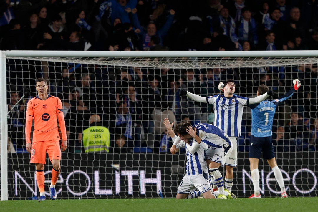 El Barça cae ante la Real y su ventaja se reduce a un punto El Barça cae ante la Real y su ventaja se reduce a un punto