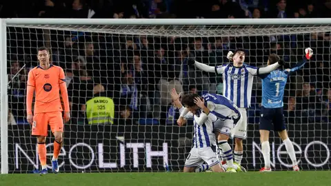 El Barça cae ante la Real y su ventaja se reduce a un punto El Barça cae ante la Real y su ventaja se reduce a un punto