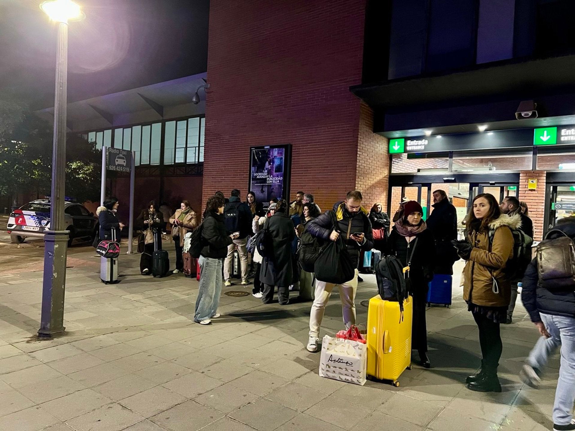 Viajeros afectados tras el descarrilamiento mortal recalan en Puertollano: "Estamos tirados como una colilla" Viajeros afectados tras el descarrilamiento mortal recalan en Puertollano: "Estamos tirados como una colilla"