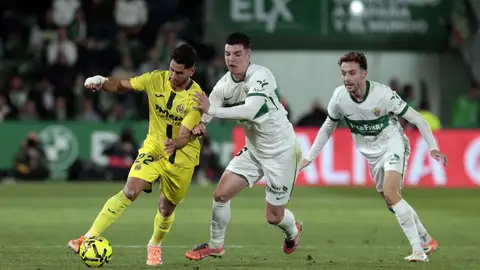 Neto y Aguado presionan a un rival en el Elche-Villarreal. Neto y Aguado presionan a un rival en el Elche-Villarreal.