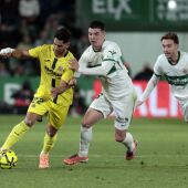 Neto y Aguado presionan a un rival en el Elche-Villarreal.