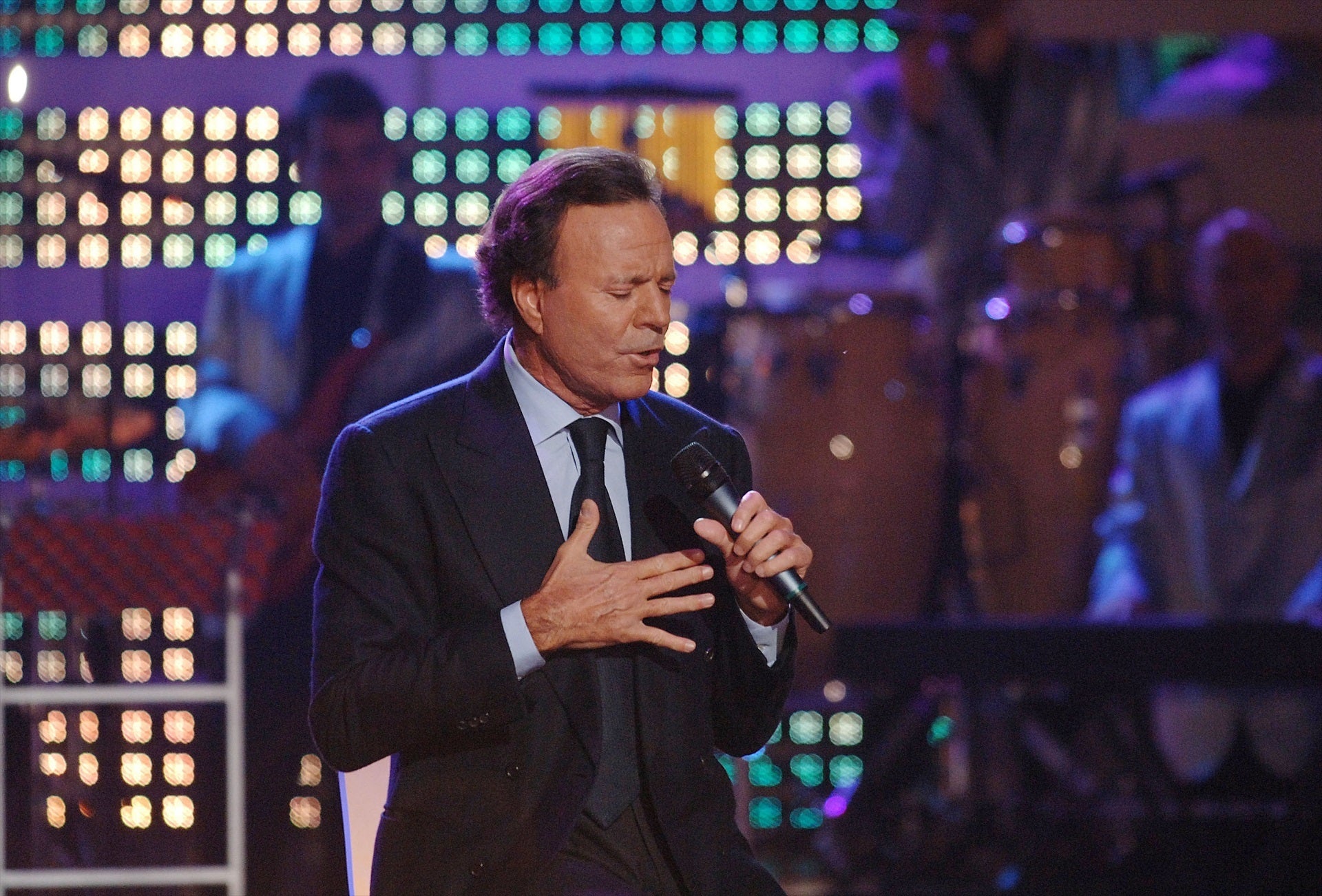 Julio Iglesias rechaza la competencia de la justicia española y pide personarse para defender su honor ante las "agresivas campañas" Julio Iglesias rechaza la competencia de la justicia española y pide personarse para defender su honor ante las "agresivas campañas"