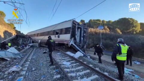 El vídeo de la Guardia Civil que muestra la búsqueda de evidencias para identificar a las víctimas del accidente de tren