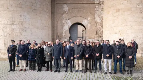 Representantes de todos los partidos, en el minuto de silencio a las puertas de la Aljafería Representantes de todos los partidos, en el minuto de silencio a las puertas de la Aljafería