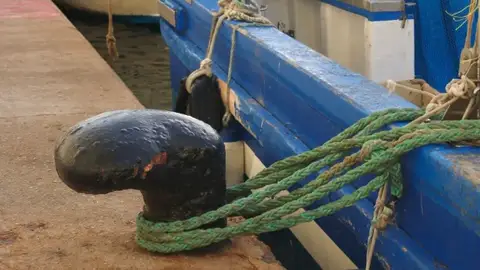 La flota pesquera de la Marina Baixa amarra 80 embarcaciones contra la nueva normativa La flota pesquera de la Marina Baixa amarra 80 embarcaciones contra la nueva normativa
