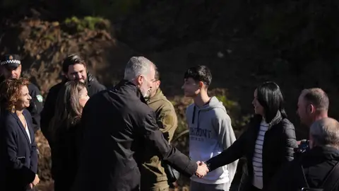 Los Reyes saludan a vecinos que ayudaron a auxiliar a heridos del accidente de tren de Adamuz. Los Reyes saludan a vecinos que ayudaron a auxiliar a heridos del accidente de tren de Adamuz.