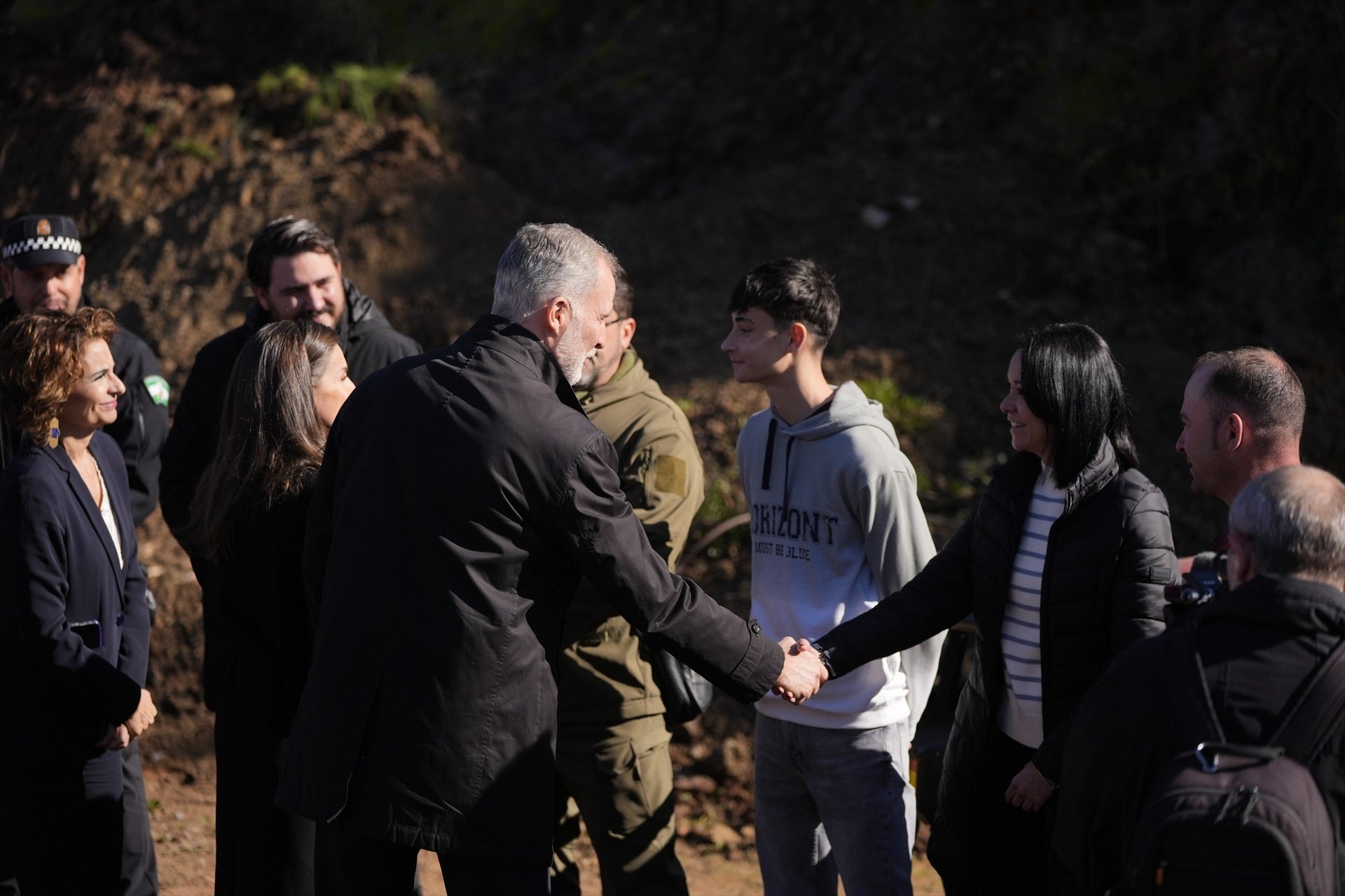 Los Reyes saludan a vecinos que ayudaron a auxiliar a heridos del accidente de tren de Adamuz. Los Reyes saludan a vecinos que ayudaron a auxiliar a heridos del accidente de tren de Adamuz.