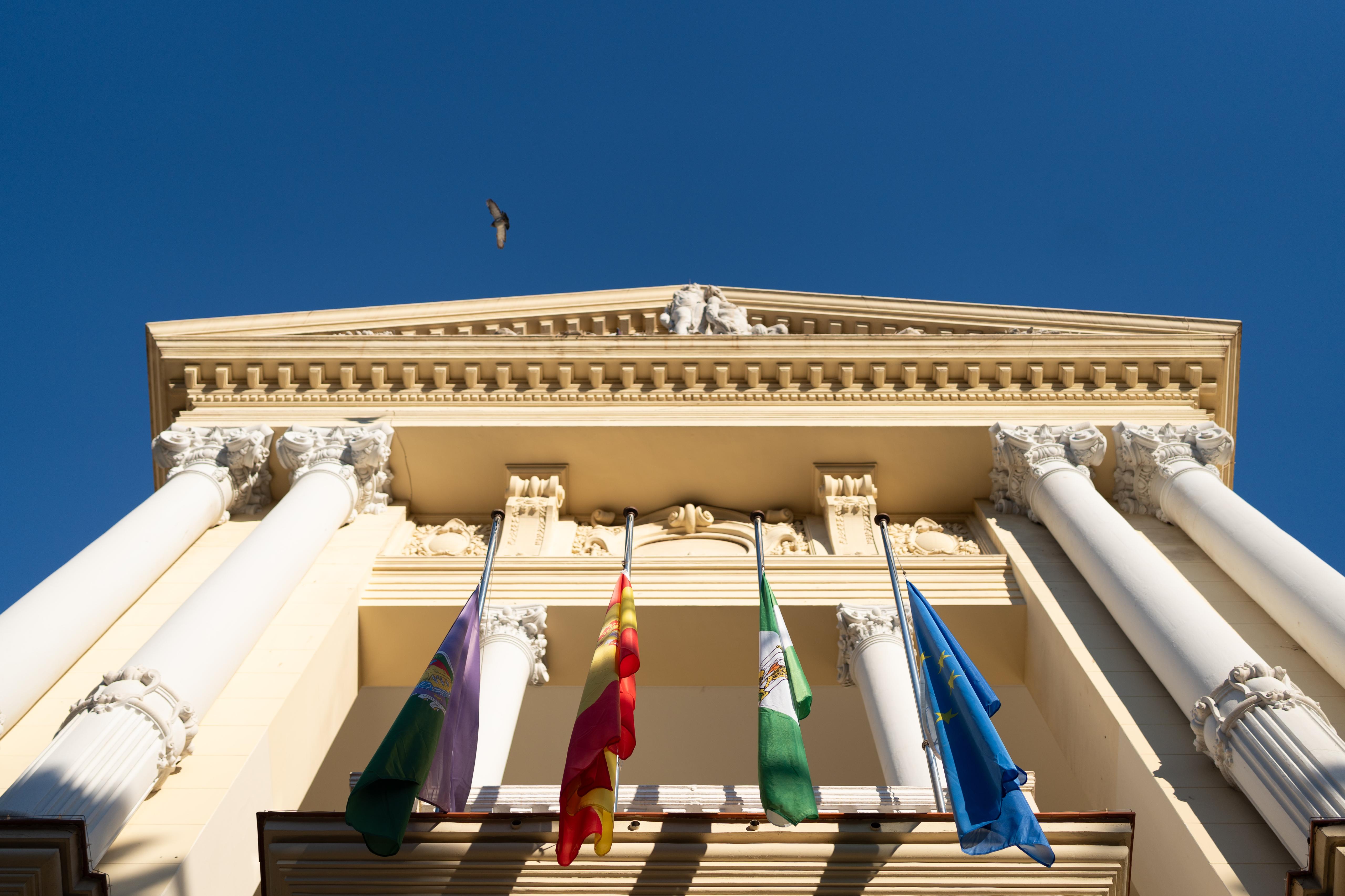 Las banderas del Ayuntamiento de Málaga ondean a media asta por el accidente ferroviario de Adamuz Las banderas del Ayuntamiento de Málaga ondean a media asta por el accidente ferroviario de Adamuz