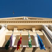 Las banderas del Ayuntamiento de Málaga ondean a media asta por el accidente ferroviario de Adamuz