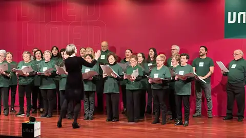 Coro Abierto-Open Choir - UNED Pontevedra Miembros del Coro Abierto-Open Choir en una reciente actuación