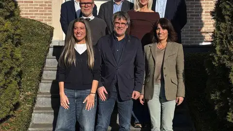 Puigdemont y diputados de Junts en el Congreso posan a la entrada de su vivienda en Waterloo Puigdemont y diputados de Junts en el Congreso posan a la entrada de su vivienda en Waterloo