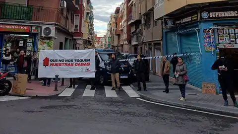 La policía ha cortado la calle y los miembros de Sindicat Barri Carolines no han podido entar al portal La policía ha cortado la calle y los miembros de Sindicat Barri Carolines no han podido entar al portal