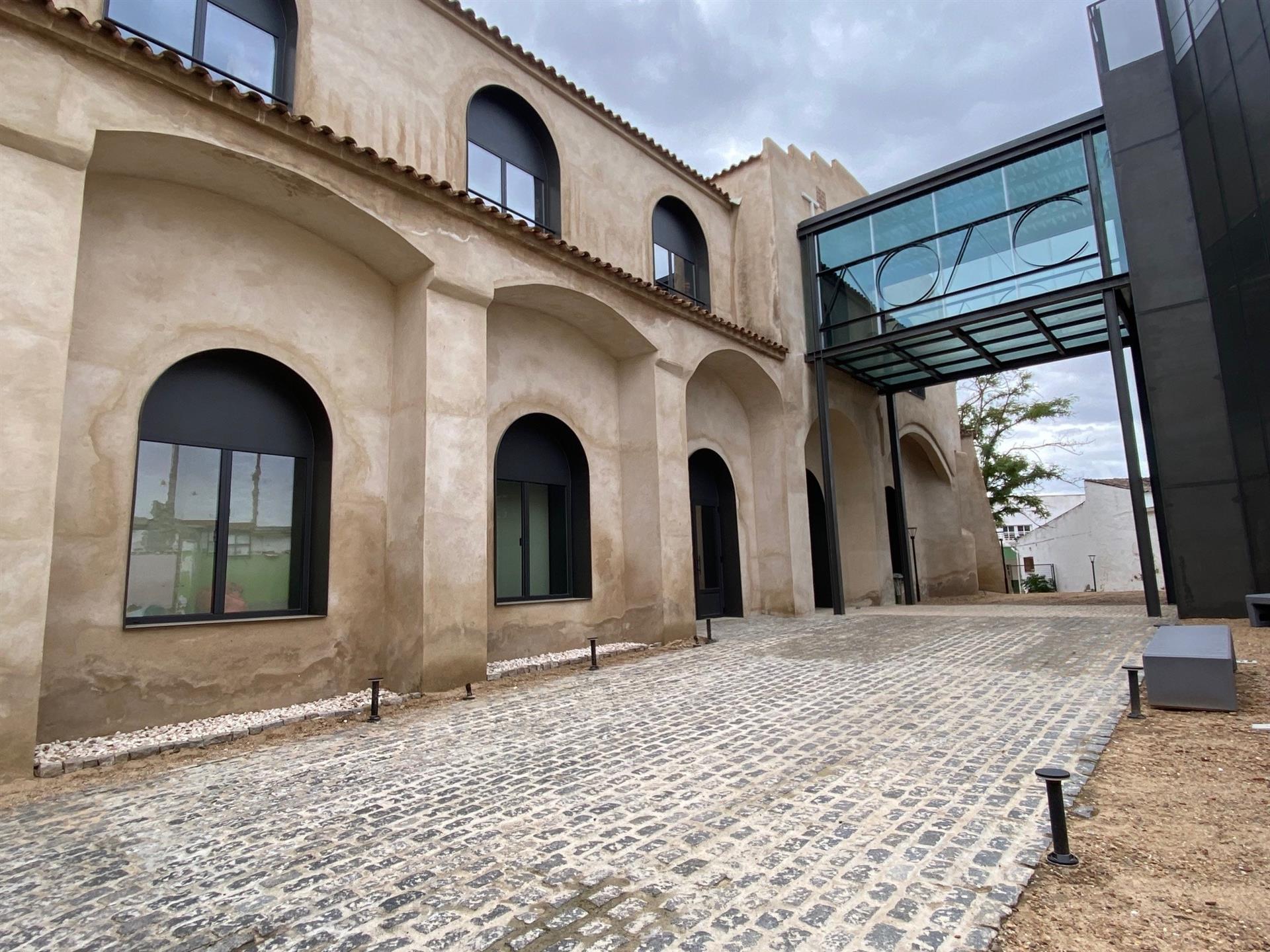 El Ayuntamiento de Badajoz celebrará un pleno extraordinario sobre la Escuela de Artes y Oficios a petición del PSOE El Ayuntamiento de Badajoz celebrará un pleno extraordinario sobre la Escuela de Artes y Oficios a petición del PSOE