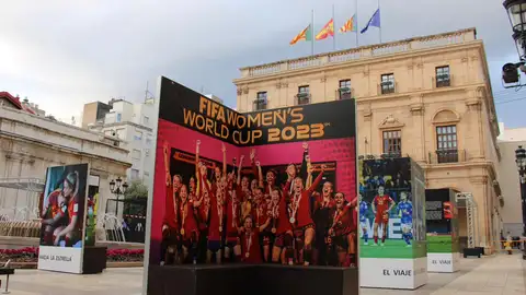 Castellón expone los trofeos de la selección española femenina y retrasa la Fan Zone por luto Castellón expone los trofeos de la selección española femenina y retrasa la Fan Zone por luto