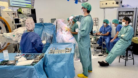 Personal sanitari a un quir&ograve;fan de l'Hospital Germans Trias i Pujol de Badalona (Can Ruti)