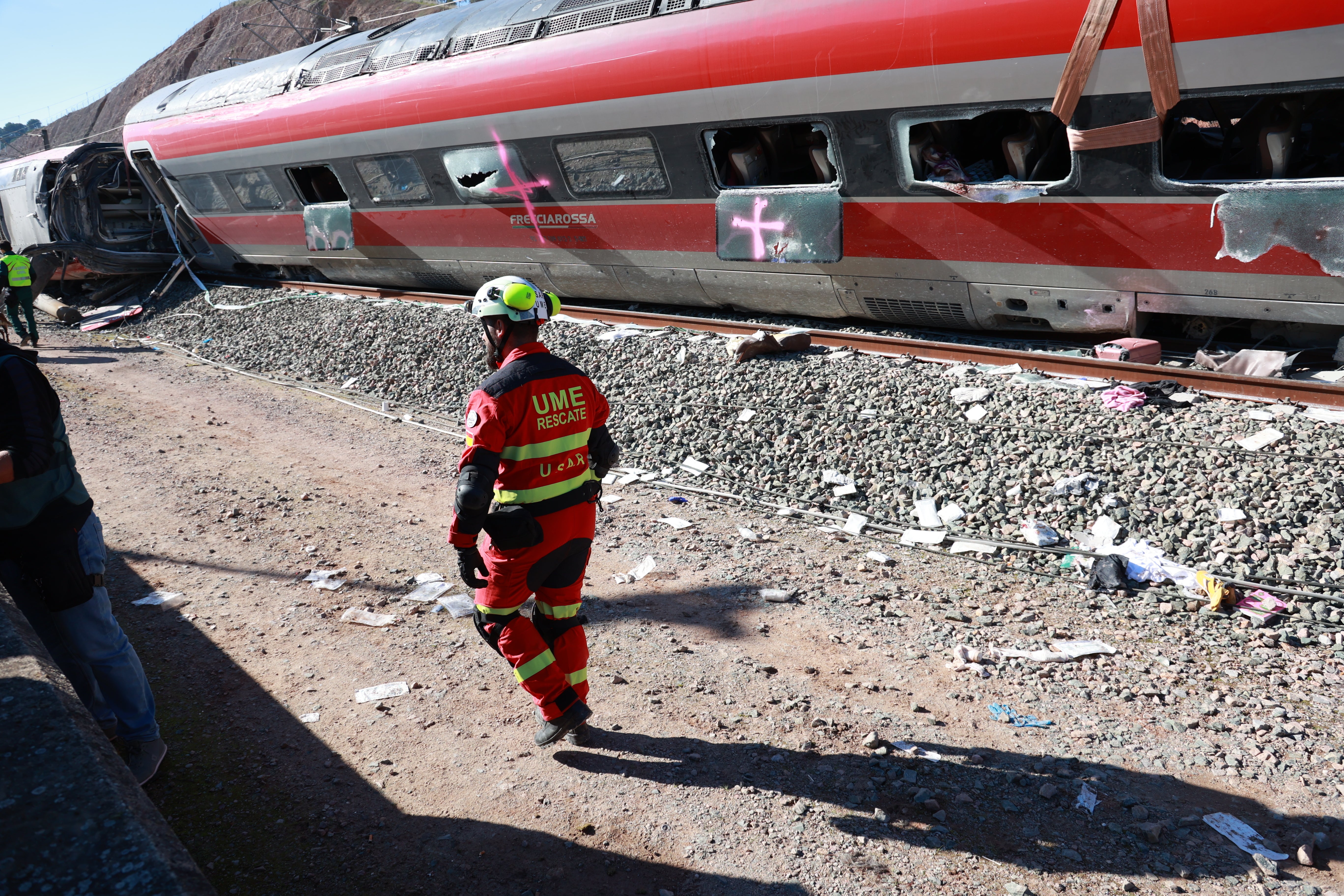 El significado de las cruces pintadas en los vagones siniestrados en Adamuz: clave para los agentes de la UME El significado de las cruces pintadas en los vagones siniestrados en Adamuz: clave para los agentes de la UME