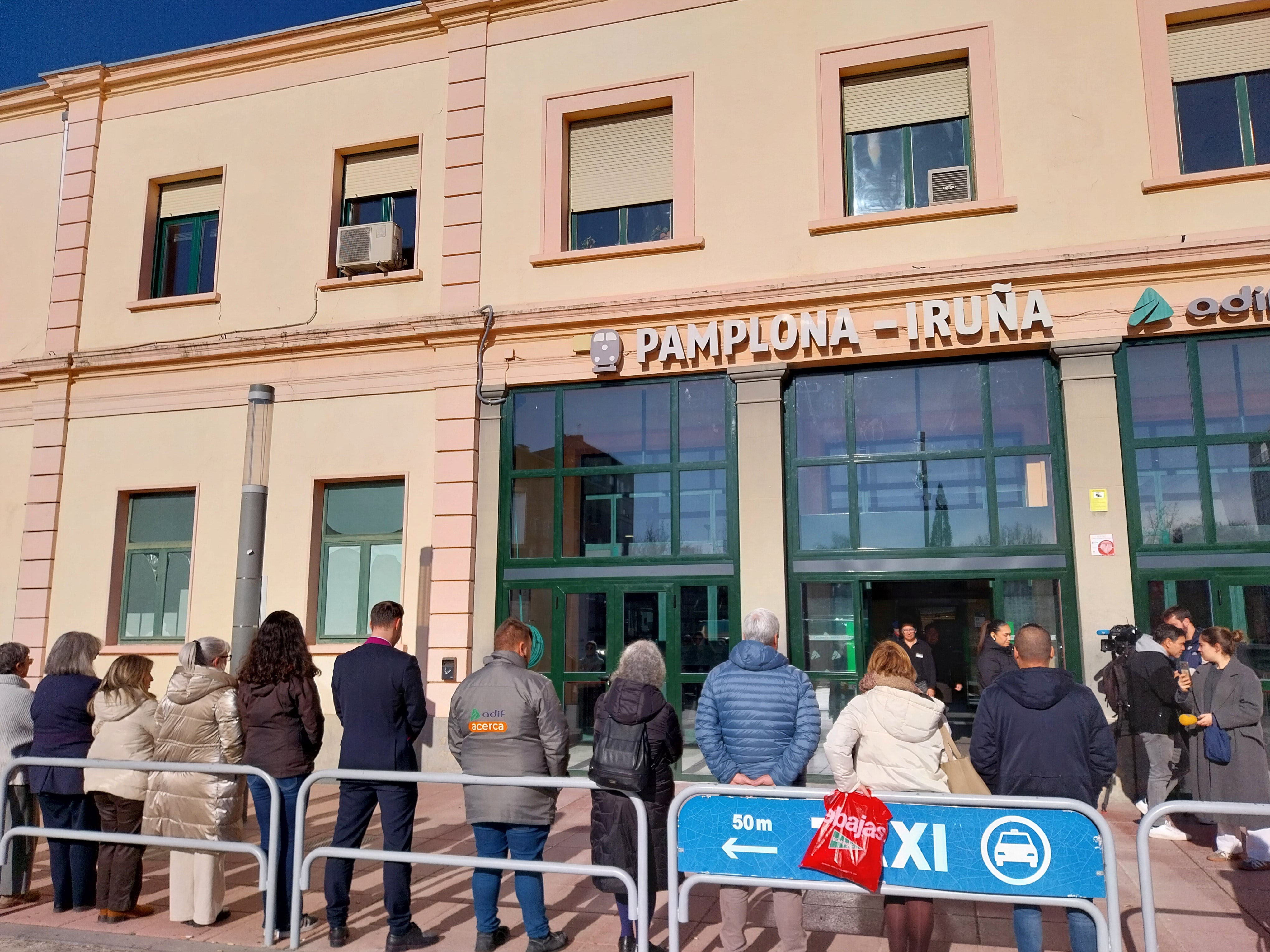 Trabajadores de Renfe guardan cinco minutos de silencio en Pamplona por el accidente ferroviario en Adamuz Trabajadores de Renfe guardan cinco minutos de silencio en Pamplona por el accidente ferroviario en Adamuz