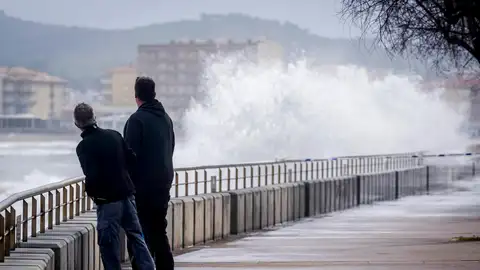 Protección Civil ha enviado este lunes un mensaje ES-Alert a los teléfonos móviles de las poblaciones de la Selva, el Maresme, el Barcelonès, el Baix Llobregat, Montsià y Baix Ebre ante la previsión de fuertes olas. Protección Civil ha enviado este lunes un mensaje ES-Alert a los teléfonos móviles de las poblaciones de la Selva, el Maresme, el Barcelonès, el Baix Llobregat, Montsià y Baix Ebre ante la previsión de fuertes olas.