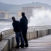 Protección Civil ha enviado este lunes un mensaje ES-Alert a los teléfonos móviles de las poblaciones de la Selva, el Maresme, el Barcelonès, el Baix Llobregat, Montsià y Baix Ebre ante la previsión de fuertes olas. Protección Civil ha enviado este lunes un mensaje ES-Alert a los teléfonos móviles de las poblaciones de la Selva, el Maresme, el Barcelonès, el Baix Llobregat, Montsià y Baix Ebre ante la previsión de fuertes olas.