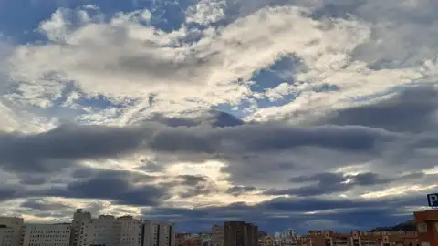 El cielo de Alicante a primera hora de la mañana de este martes El cielo de Alicante a primera hora de la mañana de este martes