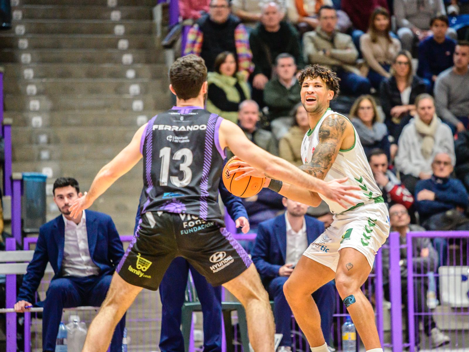 Amics ya reina en solitario en la Segunda FEB Amics ya reina en solitario en la Segunda FEB